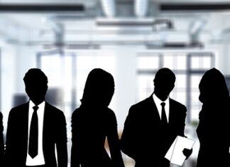 Do jakich spodni nosić sneakersy?