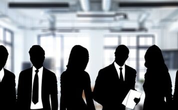 Do jakich spodni nosić sneakersy?