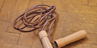 Czy skakanka buduje łydki?