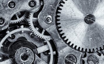 Czy silnik zaburtowy może leżeć?