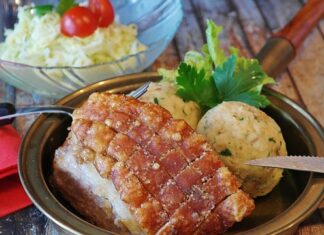 Czy schab pieczemy pod przykryciem czy bez?